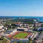 Sunny Aura Beach Apartment - Spacious And Bright, With Parking